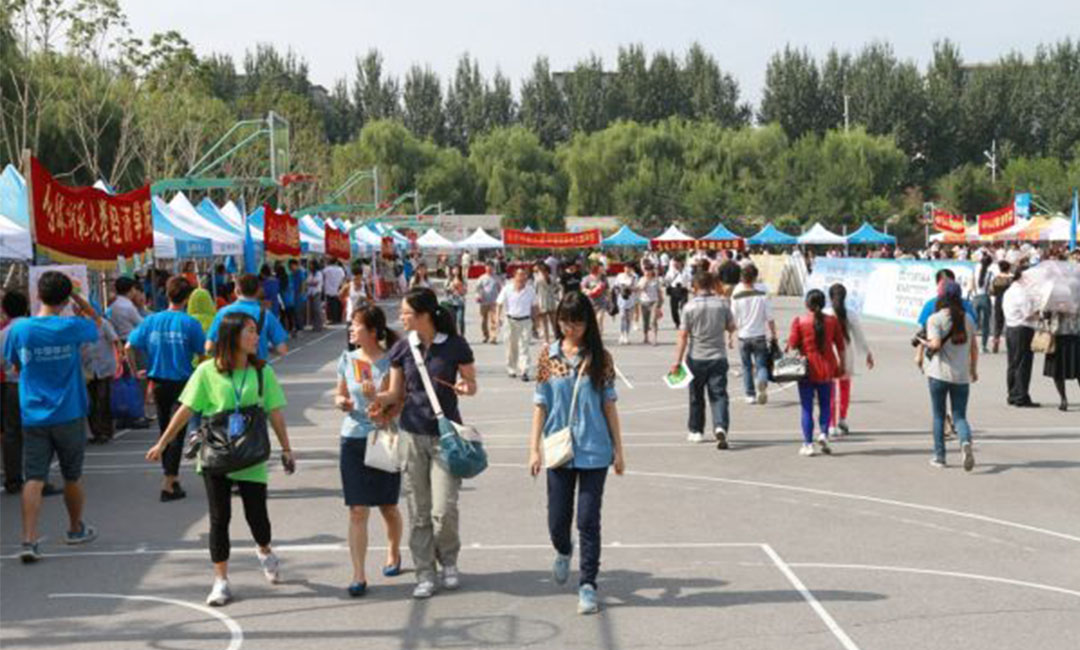 河东河东汇华学院新生招商活动策划